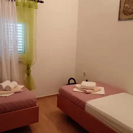 Apartmán With Parking Space - Lozice, - 25367