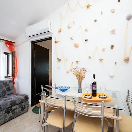 Apartmán With Parking Space - Lozice, - 25367