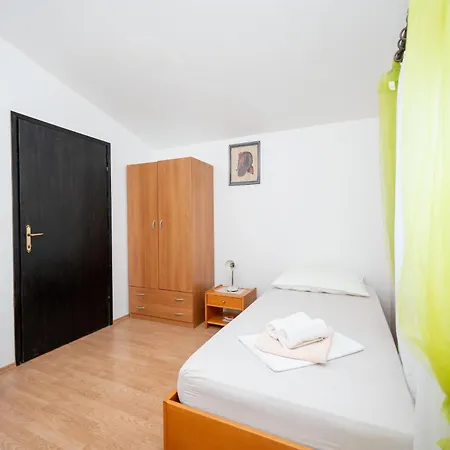 Apartmán With Parking Space - Lozice, - 25367